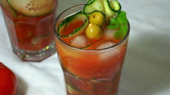 летний томатно-огуречный коктейль