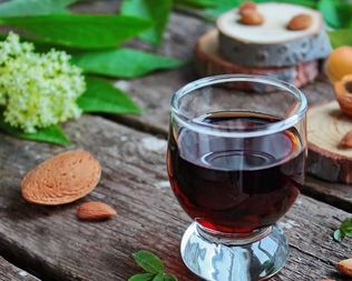 Ликер амаретто с миндалем и абрикосовыми косточками