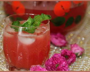 Легкий освежающий лимонад из чайной розы и мяты