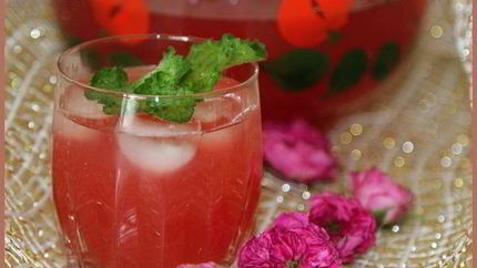 Легкий освежающий лимонад из чайной розы и мяты