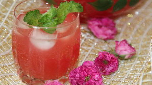 легкий освежающий лимонад из чайной розы и мяты