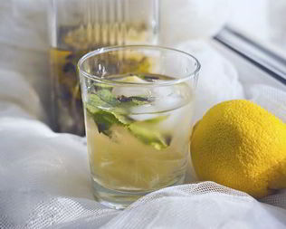 Лимонад с мятой, лимоном и тимьяном