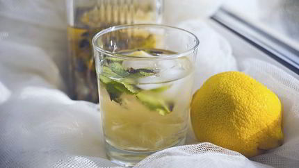 Лимонад с мятой, лимоном и тимьяном
