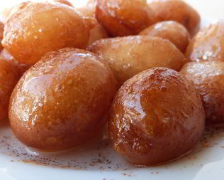 Сладкие пончики лукумадес в сиропе