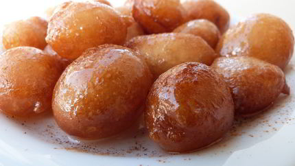 Сладкие пончики лукумадес в сиропе