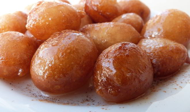 Сладкие пончики лукумадес в сиропе