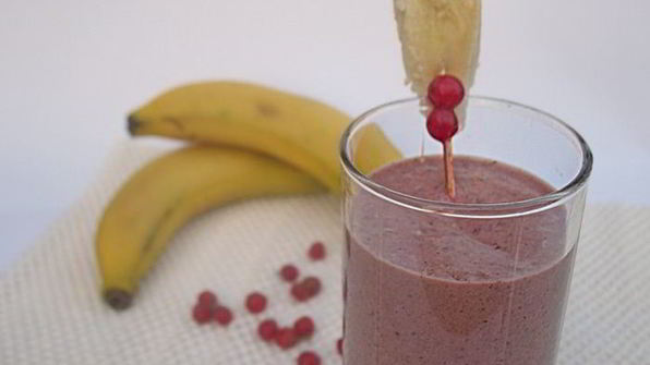 бананово-клюквенный смузи