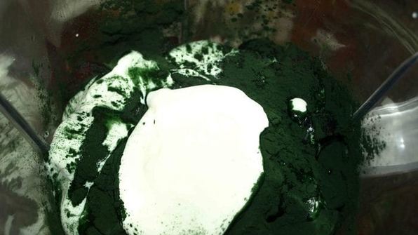 фруктовый смузи-боул со спирулиной