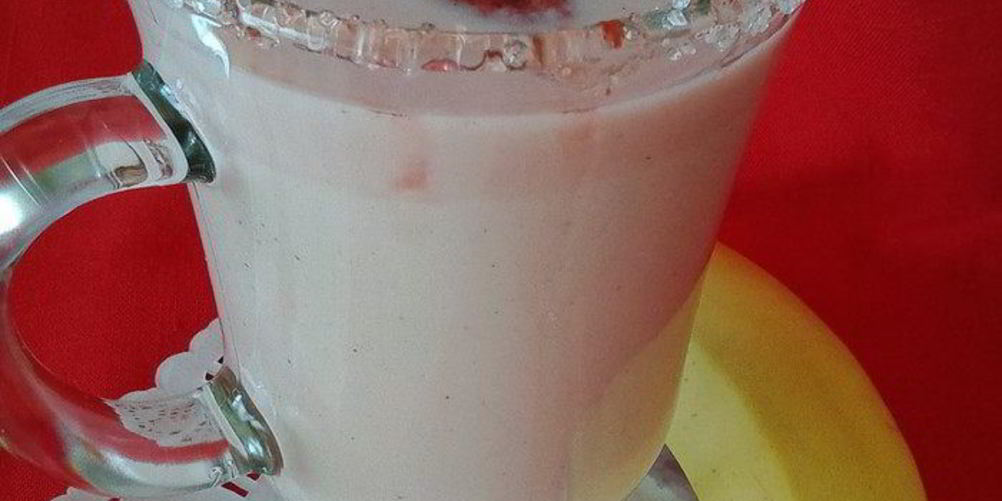 Рецепт клубнично-бананового смузи с клетчаткой из семян льна