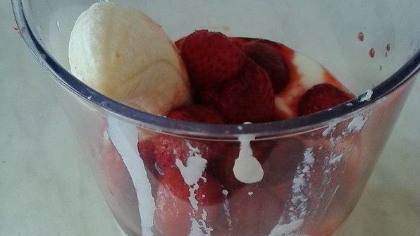 клубнично-банановый смузи с клетчаткой из семян льна