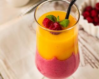 Смузи из малины и манго