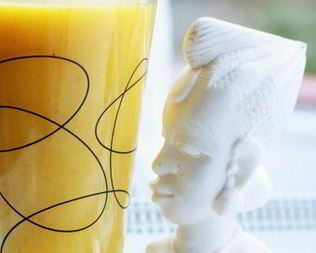 Смузи из манго, банана и кардамона