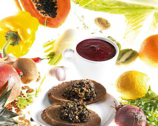 Смузи из замороженной черники и голубики, апельсинов и фиников