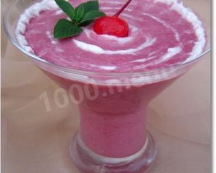 Вишневый смузи с йогуртом и овсяными хлопьями