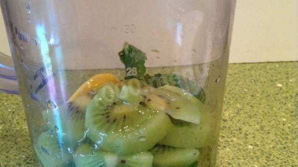 зеленый смузи с киви и медом