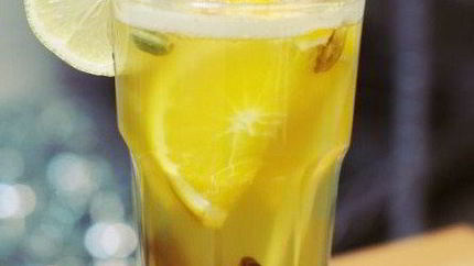 Согревающий пунш с имбирем и лимонным сорго