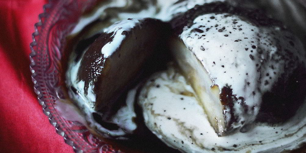 Рецепт вареных груш с кофейным сиропом и сливками