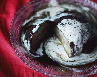 Вареные груши с кофейным сиропом и сливками