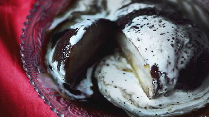 Вареные груши с кофейным сиропом и сливками