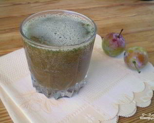 Зеленый коктейль со сливой