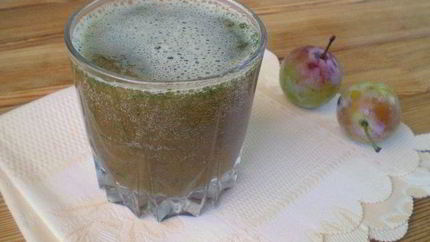 Зеленый коктейль со сливой