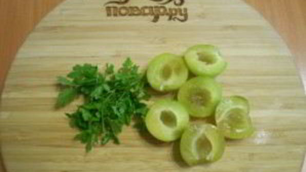 зеленый коктейль со сливой