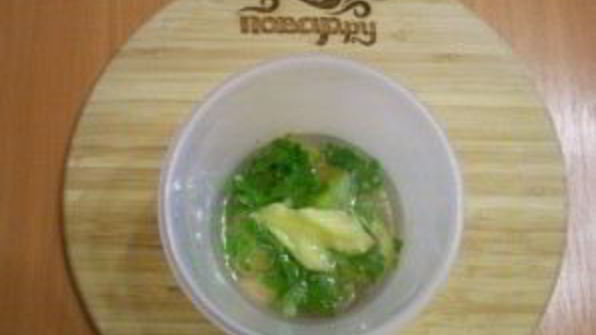 зеленый коктейль со сливой