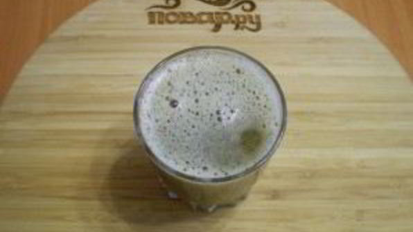 зеленый коктейль со сливой