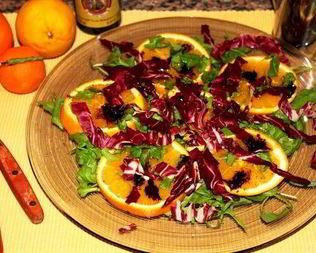 Апельсиновый салат с цикорием и руколой