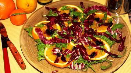 Апельсиновый салат с цикорием и руколой