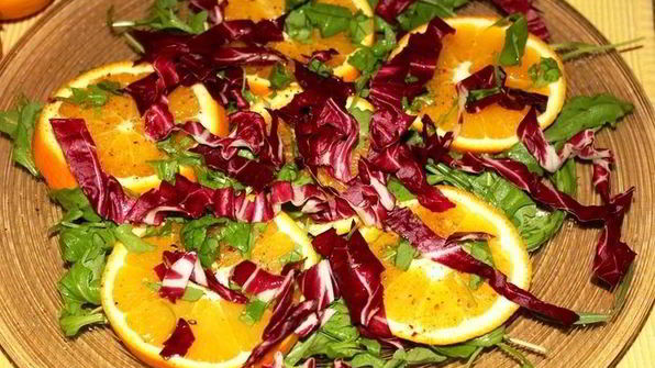 апельсиновый салат с цикорием и руколой