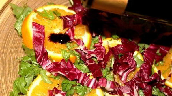 апельсиновый салат с цикорием и руколой