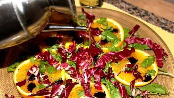 апельсиновый салат с цикорием и руколой