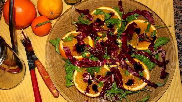 апельсиновый салат с цикорием и руколой