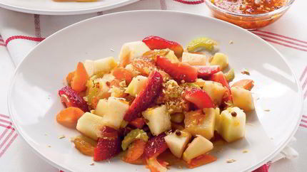 Фруктово-овощной салат с абрикосовой заправкой