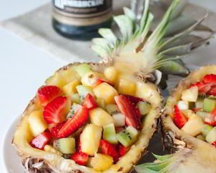 Фруктовый салат с клубникой в ананасе