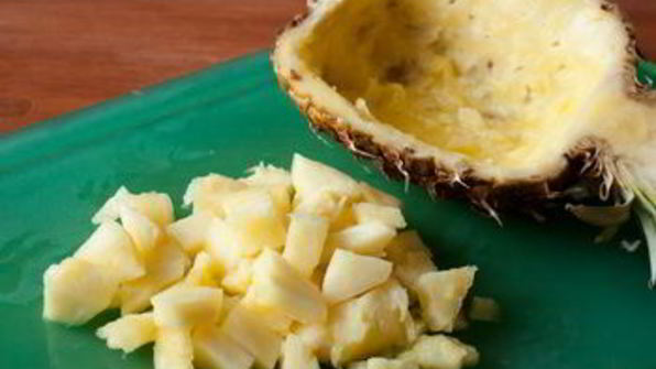 фруктовый салат с клубникой в ананасе