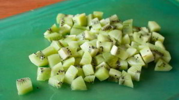 фруктовый салат с клубникой в ананасе