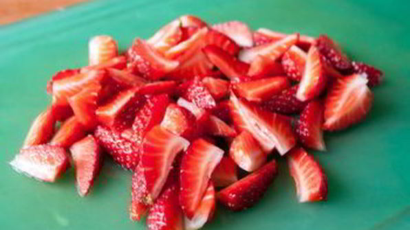 фруктовый салат с клубникой в ананасе