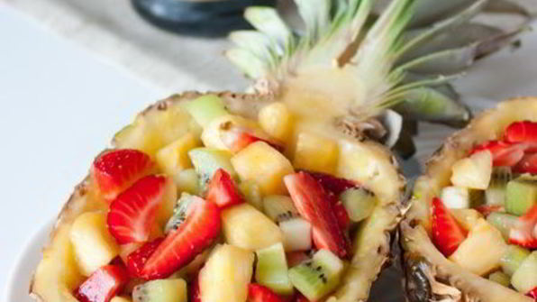 фруктовый салат с клубникой в ананасе