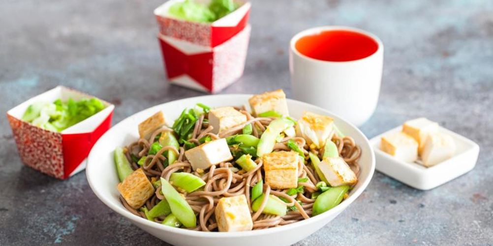 Рецепт азиатского салата из гречневой лапши и тофу