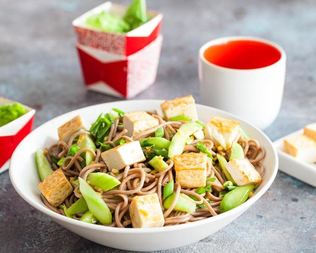 Азиатский салат из гречневой лапши и тофу