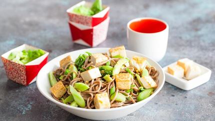 Азиатский салат из гречневой лапши и тофу