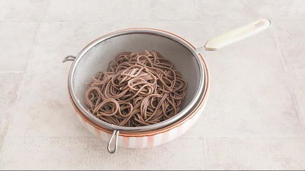 азиатский салат из гречневой лапши и тофу