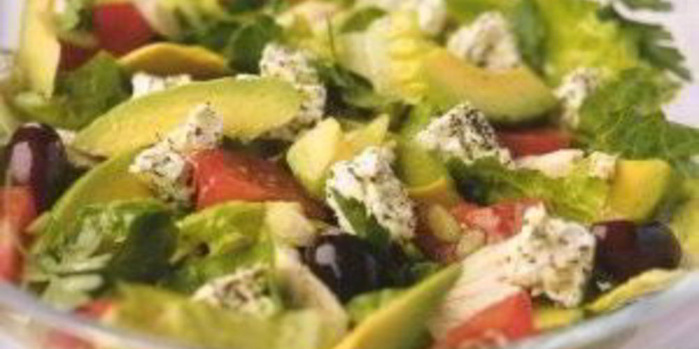 Рецепт греческого островного салата с курицей и авокадо