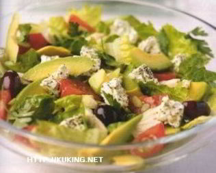 Греческий островной салат с курицей и авокадо
