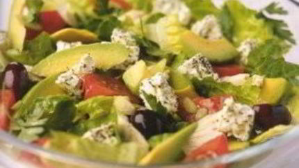 Греческий островной салат с курицей и авокадо