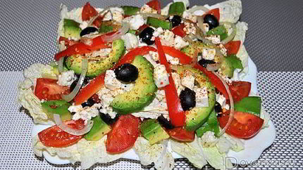 Греческий салат с авокадо