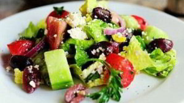 греческий салат с базиликом