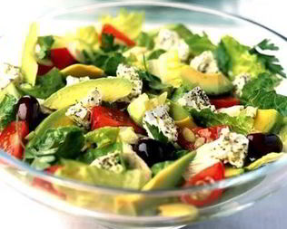 Греческий салат с брынзой и авокадо